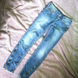W26/L29 SILVER JEANS Zippered Ankle